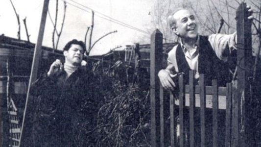 Detrás de un largo muro