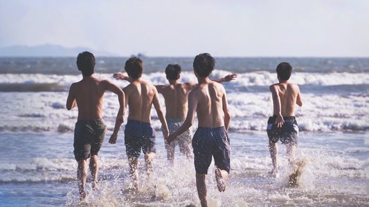 五个扑水的少年