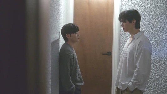 체크 남방을 입은 사내