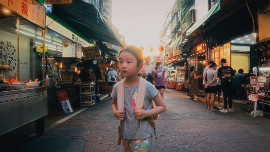 Left-Handed Girl