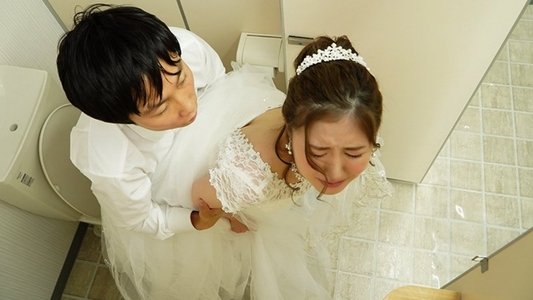 結婚式中、親族が側にいるのにワレメ大好きショタ坊のスカート潜入膣いじりで痙攣失禁させられるイクイク花嫁 東希美