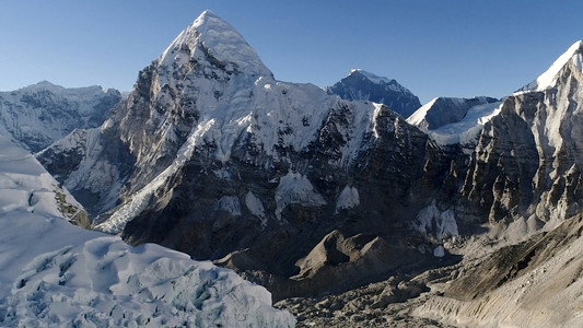 Pumori, Mendiaren Alaba