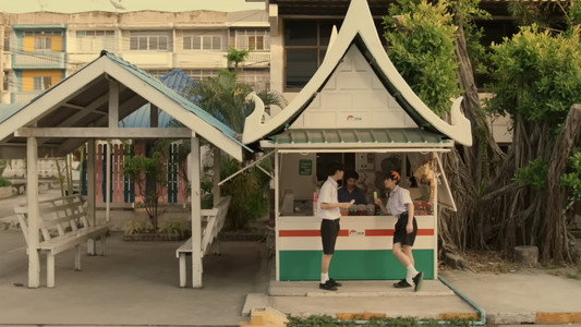 ต้นส้มบ้านเขา แต่ผลส้มหล่นมาบ้านเราตลอดเลย