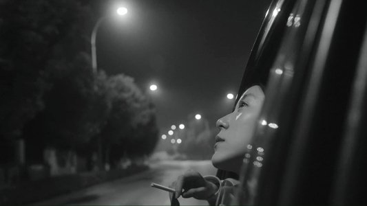 她房間裏的雲