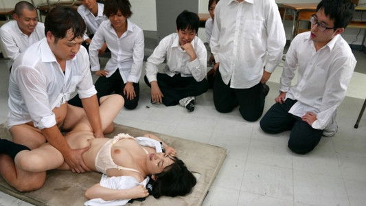 犯された女子校生～クラスメイト11人に輪姦され処女を喪失した美巨乳少女～  鈴木心春