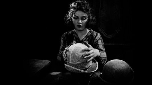 Девушка с коробкой