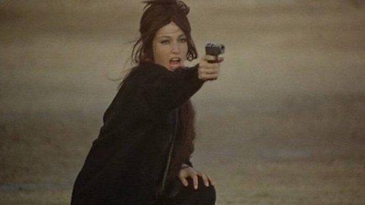 La ragazza con la pistola