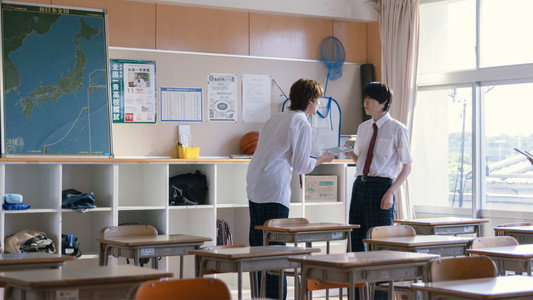 陽キャ集団にいる芹沢は、俺の前だと様子がおかしい