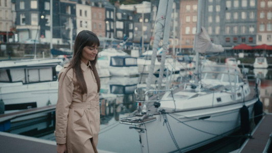 Déambulations : Clara Luciani à Honfleur