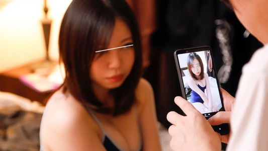 「部屋から出てきて…お義母さんに出来ることなら何でもするから…」「じゃあ、コレ着てよ！」と引きこもりの息子が超セクシーな服を渡してきて…