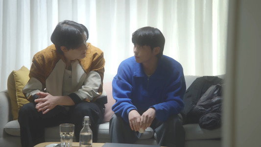 체크 남방을 입은 사내