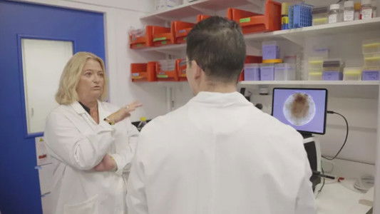 Traquer l'invisible - Nos chercheurs face à la menace mondiale des virus et des bactéries