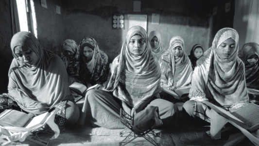 সাঁকোটা দুলছে