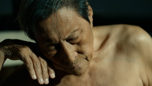黑衣人