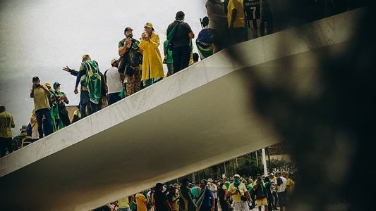 8/1 – A Democracia Resiste
