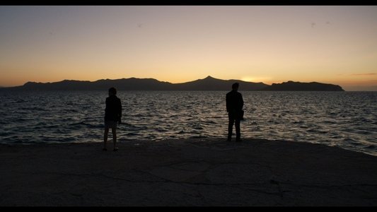 Τόσο Κοντά, Τόσο Μακριά