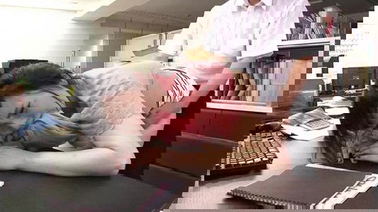 女子社員のドデカップ胸チラに興奮しちゃった俺
