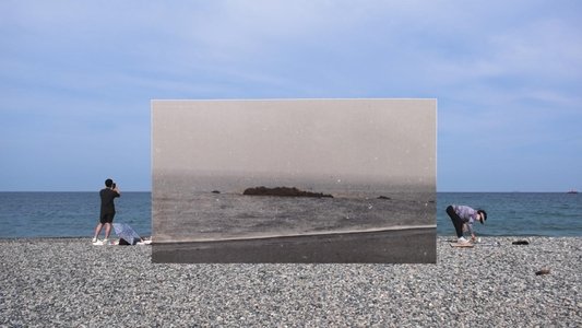 황폐한 사원에 걸린 달