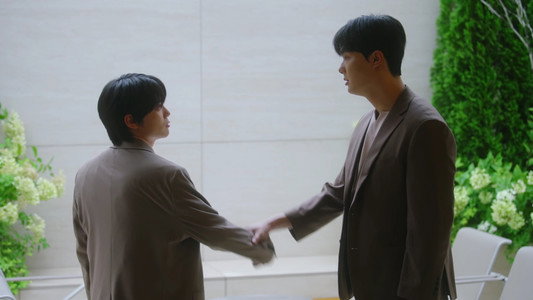 체크 남방을 입은 사내