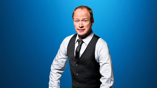 Robert Gustafsson håller låda