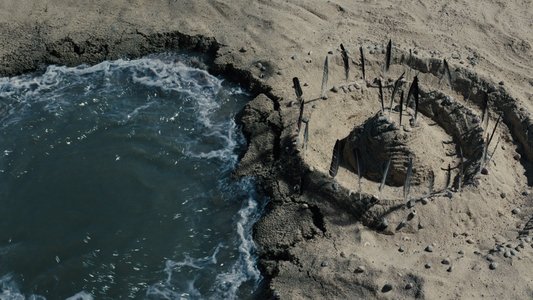 من وراء الموج
