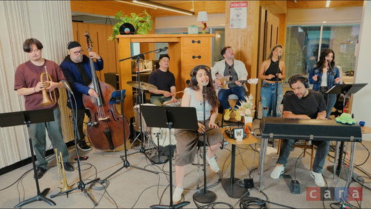 Alessia Cara: Giant Desk Concert
