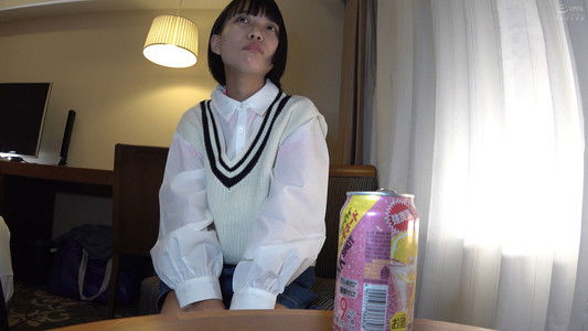 夏休み日焼けあとが残る雪乃ちゃんとごっくんプール教室