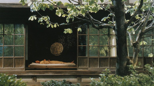 眠る男