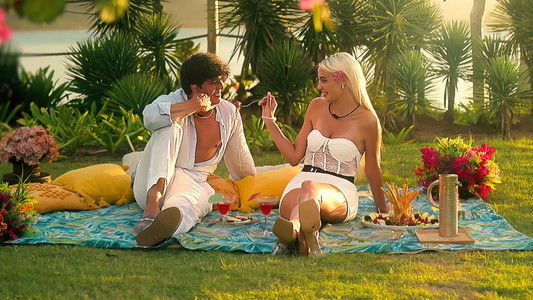 Too Hot to Handle: Italia