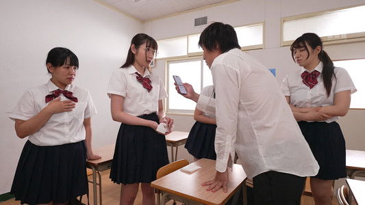 時間停止学校　[時間停止アプリでTIME STOP] 虐めてくる美形ヤンキー女もいつも勉強ばかりしてる眼鏡優等生もクラスで目立ってる金髪ギャル女も…時間を止めてたっぷりじっくりしっかり堪能する！