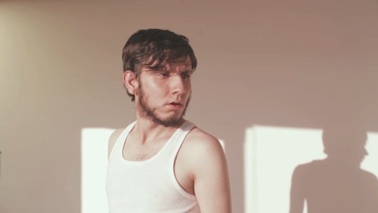 Existe un Hombre que Tiene la Costumbre de Pegarme con un Paraguas en la Cabeza