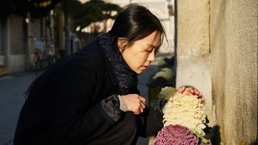 밤의 해변에서 혼자