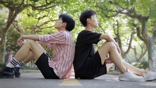 树深时见鹿