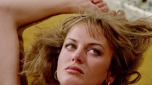 La ragazza dal pigiama giallo