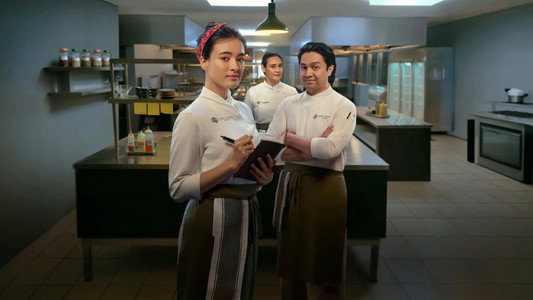 Luka, Makan, Cinta