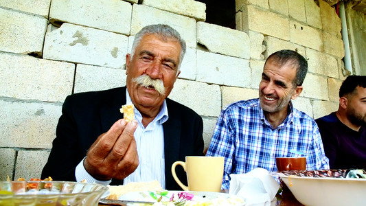 على بُعد أمتار