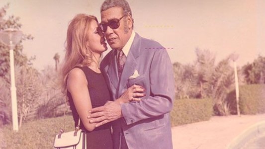 ذئاب لا تاكل اللحم‎