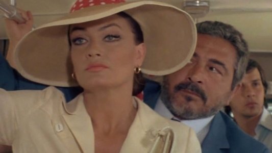 La liceale al mare con l'amica di papà