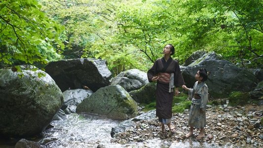 光る川