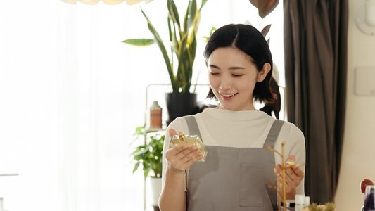 きみの継ぐ香りは