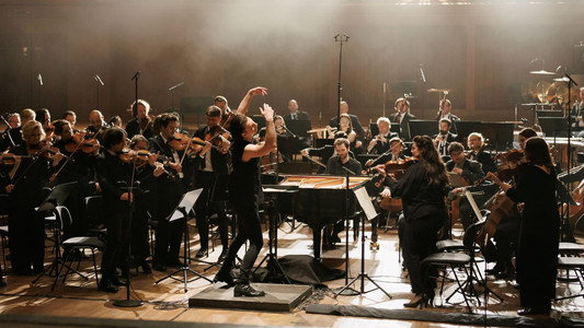 Teodor Currentzis conducts Brahms and Mahler