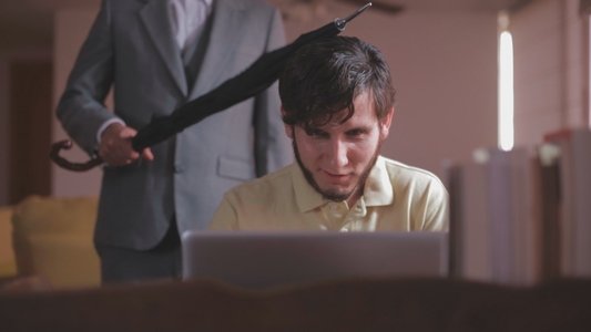 Existe un Hombre que Tiene la Costumbre de Pegarme con un Paraguas en la Cabeza
