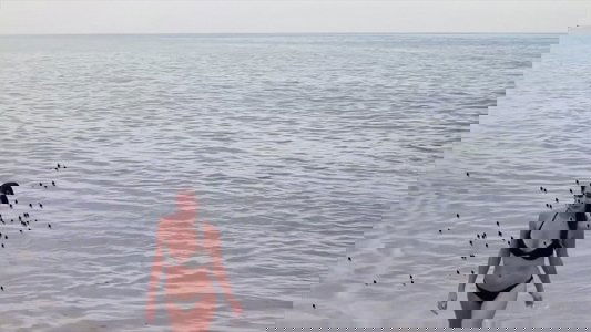 Hot Beach Babe Aims to Please