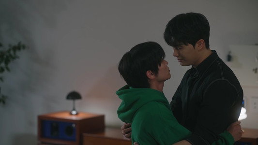 체크 남방을 입은 사내
