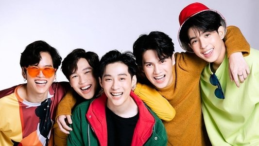 เกียร์สีขาวกับกาวน์สีฝุ่น
