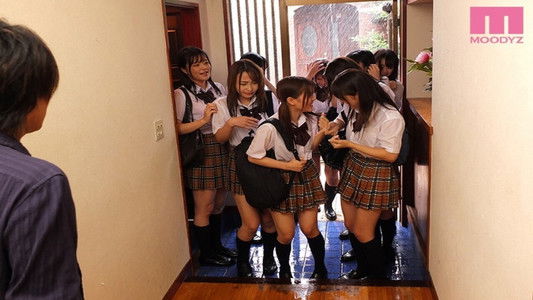 MIRD-200 制服びしょ濡れ雨宿り 濡れ透け姉と友達の10人に襲われて中出ししまくった大雨の放課後 - 向井藍