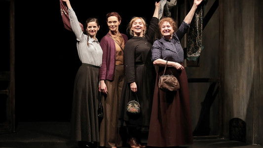 Les Filles Aux Mains Jaunes