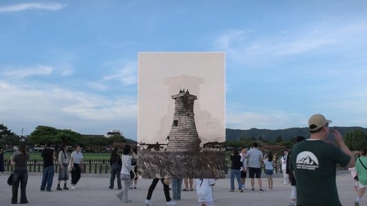 황폐한 사원에 걸린 달