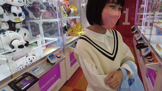 夏休み日焼けあとが残る雪乃ちゃんとごっくんプール教室