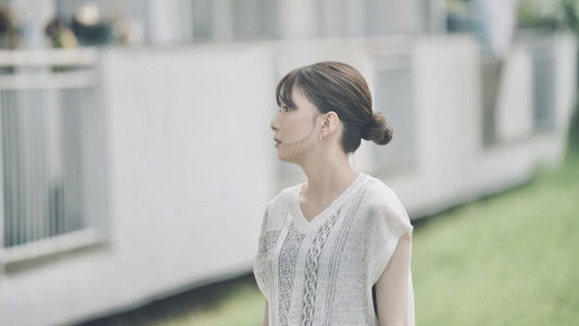 君の顔では泣けない